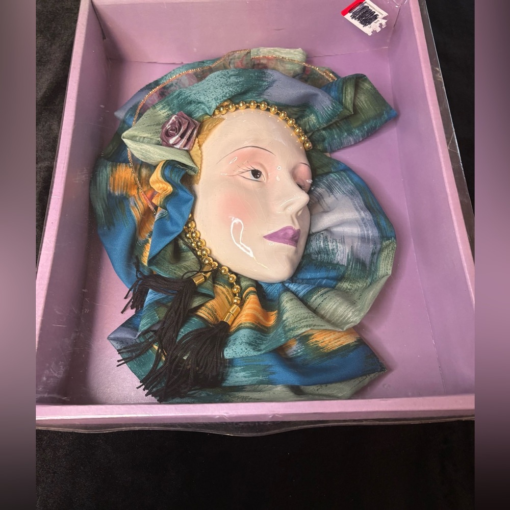 Decorative Venetian- Style Wall Mask, Featuring A Painted Porcelain Face - Picture 2 of 7